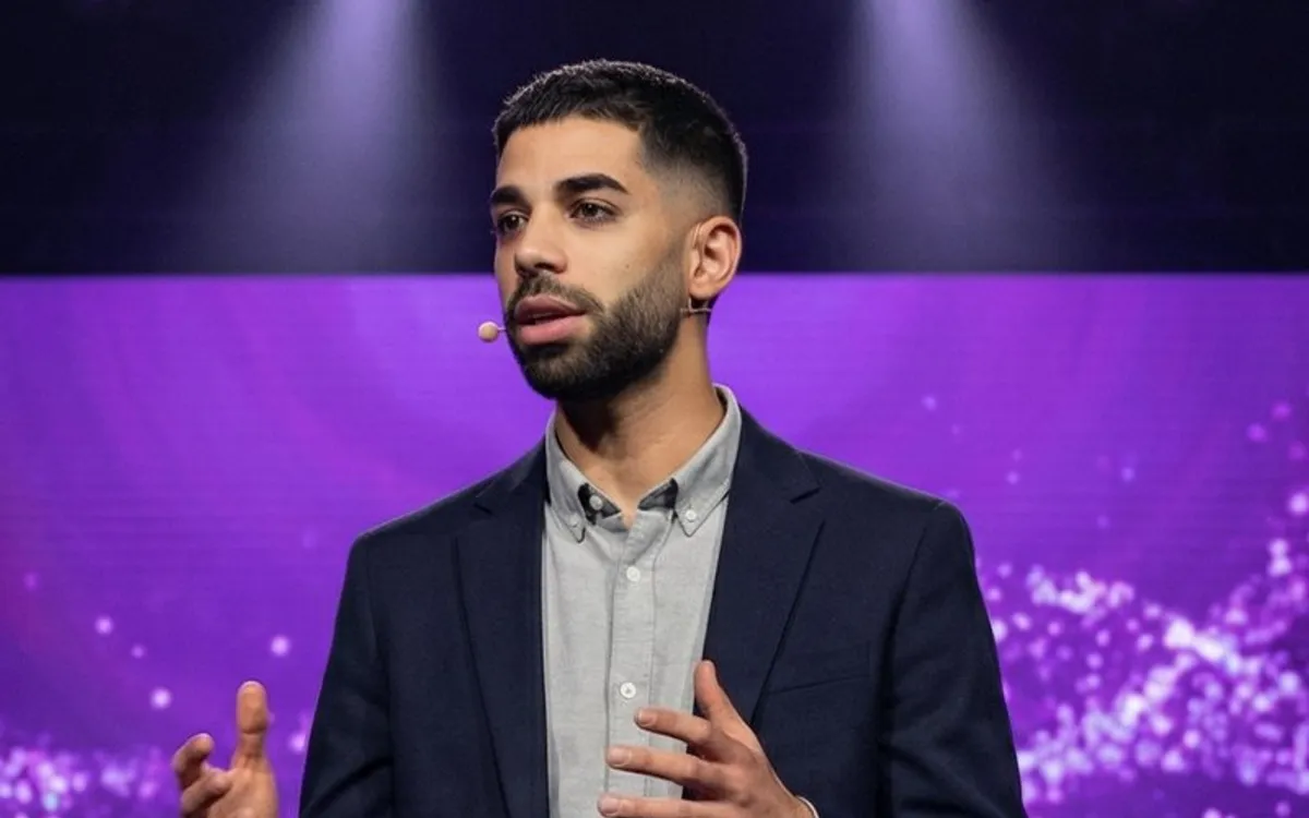 Karim Azzaoui of winsym.ai teaching on stage at an AI event